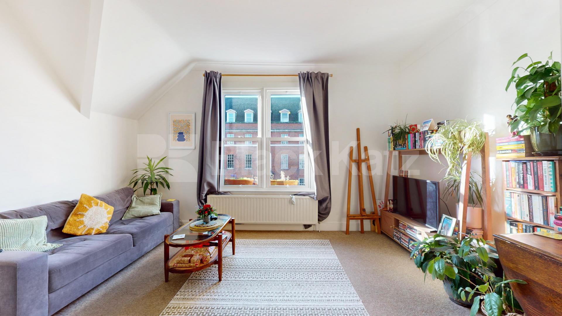 Lovely two bed set within a period house close to Tube & Shops Finchley Road, Finchley Road / Swiss Cottage